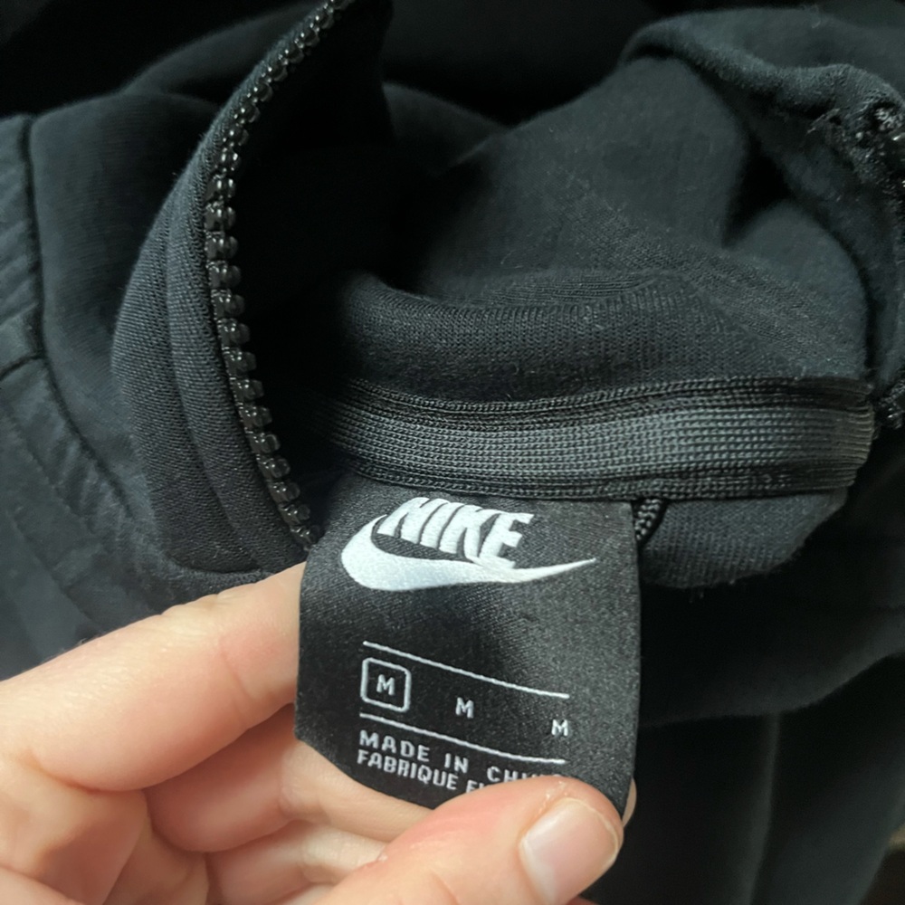 Nike Tech Sweatshirt - Picture 4 of 4